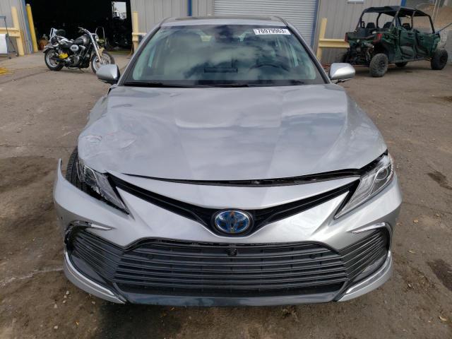 4T1F31AK9MU546782 - 2021 TOYOTA CAMRY XLE SILVER photo 5