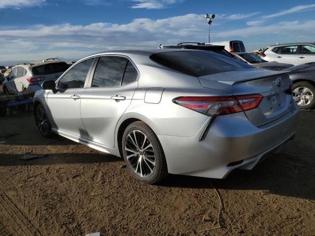 4T1B11HK9JU091003 - 2018 TOYOTA CAMRY L SILVER photo 2