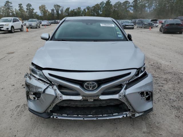 4T1B11HK1JU501003 - 2018 TOYOTA CAMRY L SILVER photo 5