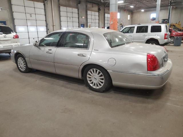 1LNHM81W33Y615846 - 2003 LINCOLN TOWN CAR EXECUTIVE Grau Foto 2