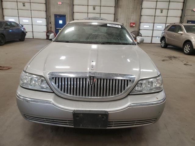 1LNHM81W33Y615846 - 2003 LINCOLN TOWN CAR EXECUTIVE Grau Foto 5