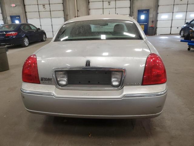 1LNHM81W33Y615846 - 2003 LINCOLN TOWN CAR EXECUTIVE Grau Foto 6