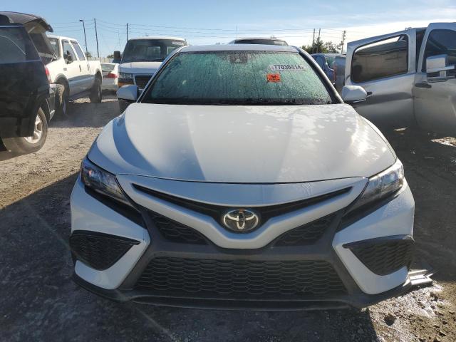 4T1T11AK2PU172979 - 2023 TOYOTA CAMRY SE NIGHT SHADE WHITE photo 5