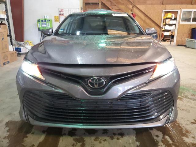 4T1B11HK4JU546355 - 2018 TOYOTA CAMRY L GRAY photo 5