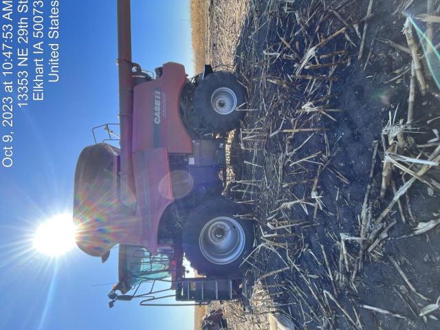 YFG228329 - 2015 CASE IH COMBINE RED photo 4