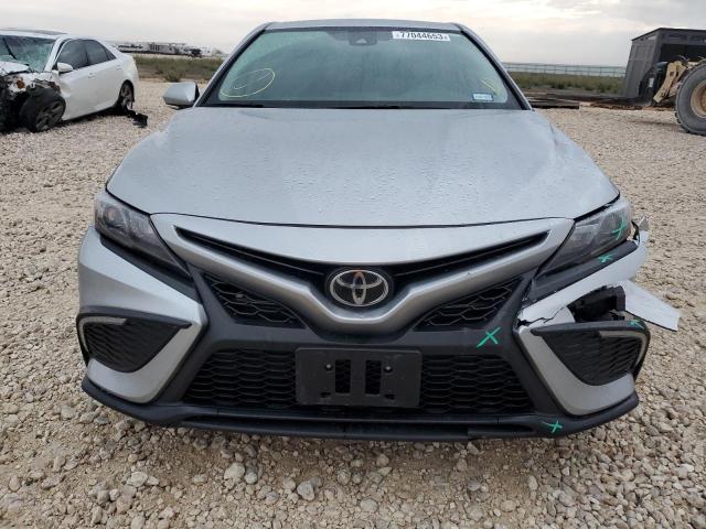 4T1G11AK2PU803683 - 2023 TOYOTA CAMRY SE NIGHT SHADE SILVER photo 5