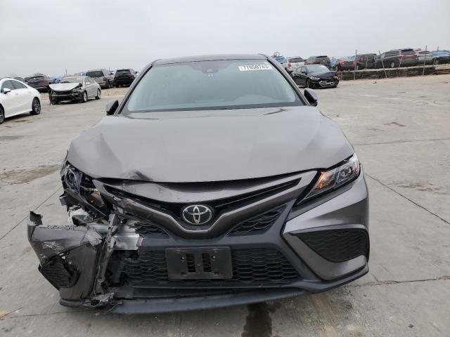 4T1G11AK5NU653551 - 2022 TOYOTA CAMRY SE GRAY photo 5