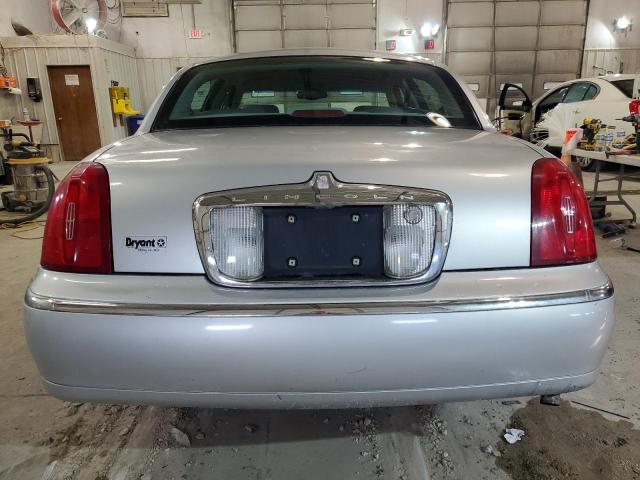 1LNFM81W9WY682172 - 1998 LINCOLN TOWN CAR EXECUTIVE SILVER photo 6