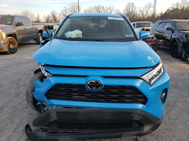 2T3P1RFV0MW157550 - 2021 TOYOTA RAV4 XLE BLUE photo 5