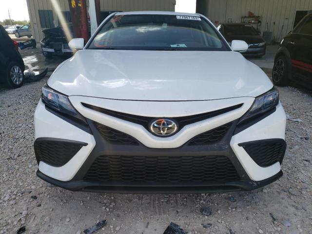 4T1T11AK9RU847620 - 2024 TOYOTA CAMRY SE NIGHT SHADE WHITE photo 5