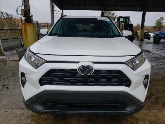 2T3P1RFV2KW070746 - 2019 TOYOTA RAV4 XLE WHITE photo 5