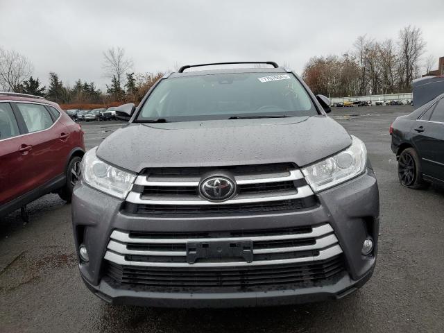 5TDJZRFH2JS539388 - 2018 TOYOTA HIGHLANDER SE GRAY photo 5