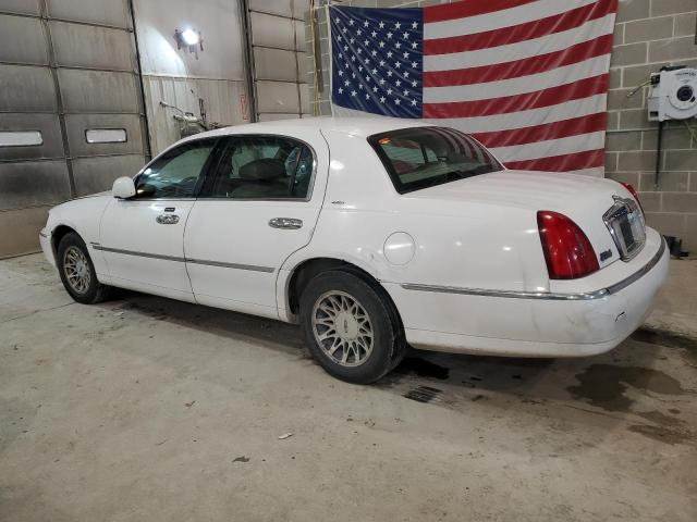 1LNHM82W9YY847910 - 2000 LINCOLN TOWN CAR SIGNATURE WHITE photo 2