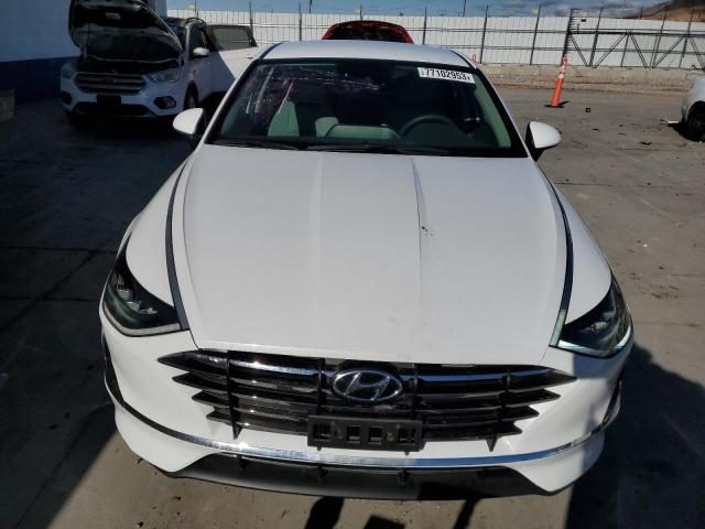 5NPEG4JA9MH114524 - 2021 HYUNDAI SONATA SE WHITE photo 5