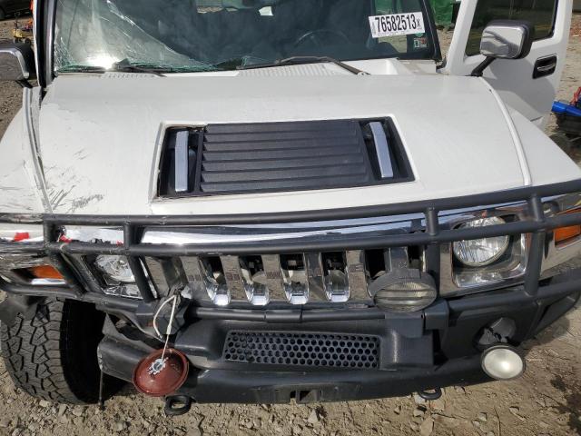 5GRGN23U75H125885 - 2005 HUMMER H2 WHITE photo 12