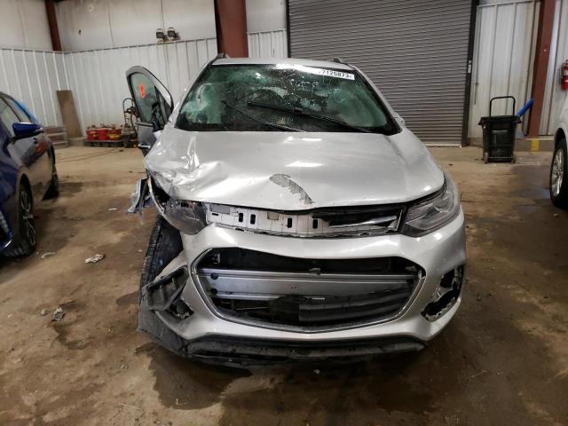 KL7CJLSB8JB687953 - 2018 CHEVROLET TRAX 1LT SILVER photo 5