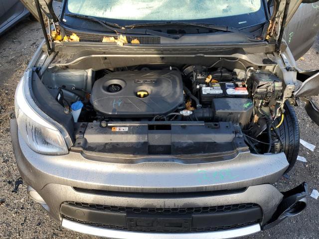 KNDJP3A53J7607398 - 2018 KIA SOUL + GRAY photo 12