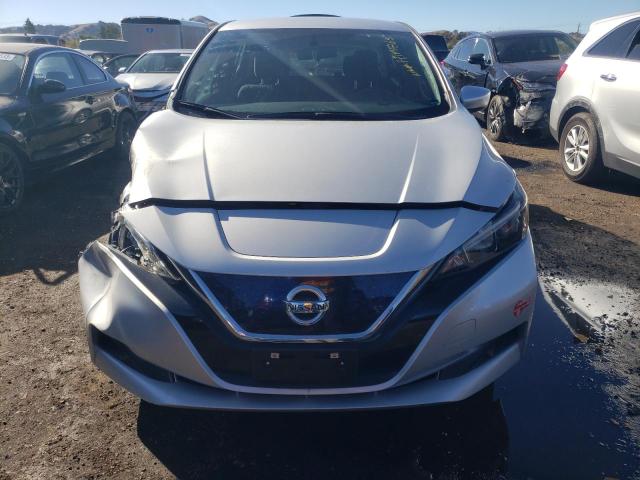 1N4AZ1CP1JC317543 - 2018 NISSAN LEAF S SILVER photo 5