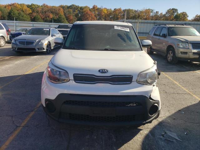 KNDJN2A27J7581765 - 2018 KIA SOUL WHITE photo 5