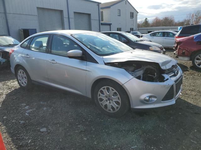 1FAHP3F21CL437359 - 2012 FORD FOCUS SE SILVER photo 4