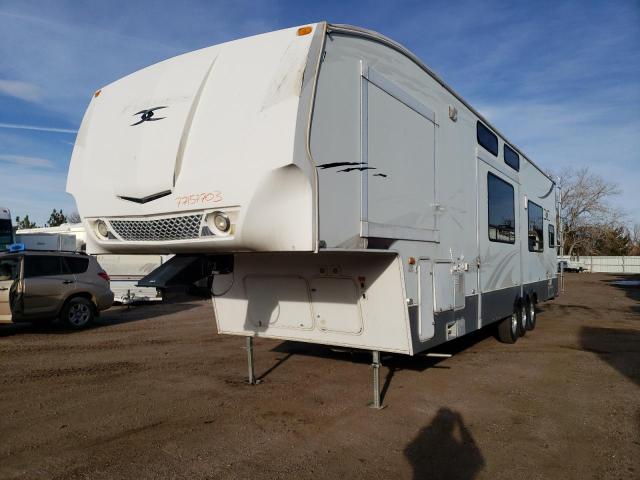 4YDF393288F810601 - 2008 KEYSTONE FUZION WHITE photo 2