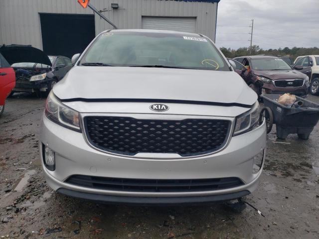 KNDMC5C16H6256596 - 2017 KIA SEDONA EX SILVER photo 5