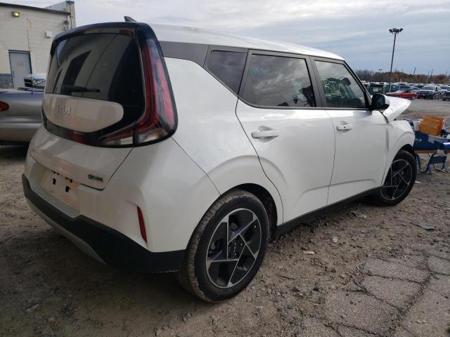 KNDJ33AU7P7874930 - 2023 KIA SOUL EX WHITE photo 3