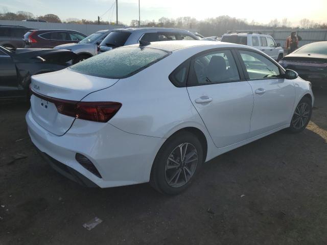 3KPF24AD4PE645796 - 2023 KIA FORTE LX WHITE photo 3