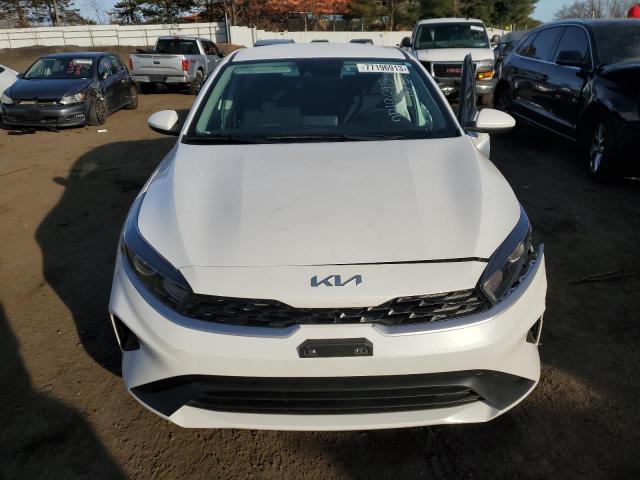 3KPF24AD4PE645796 - 2023 KIA FORTE LX WHITE photo 5