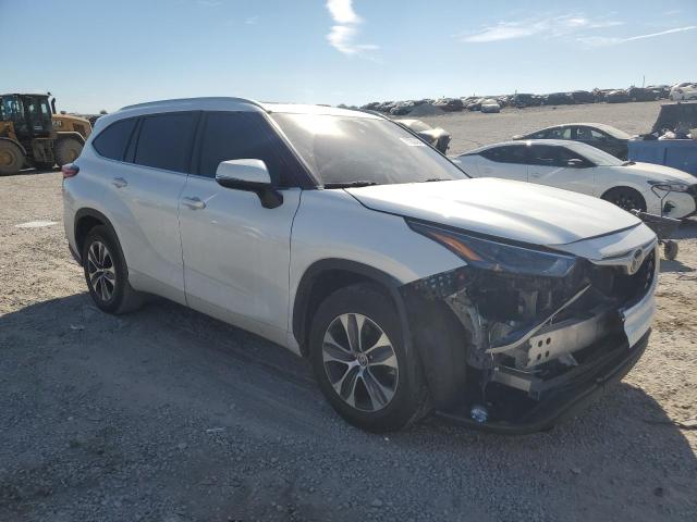5TDGZRAH2NS542525 - 2022 TOYOTA HIGHLANDER XLE WHITE photo 4