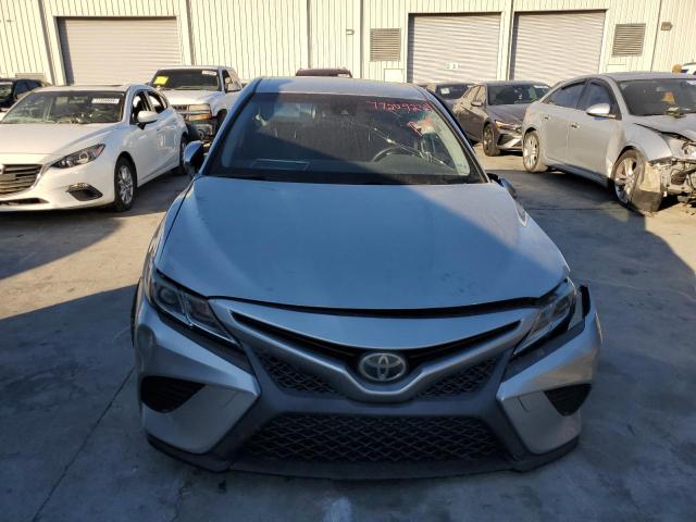 JTNB11HK8J3022177 - 2018 TOYOTA CAMRY L SILVER photo 5