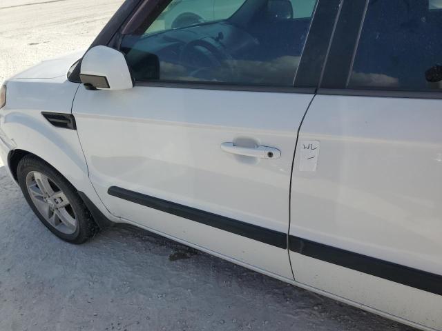 KNDJT2A27B7302113 - 2011 KIA SOUL + WHITE photo 12