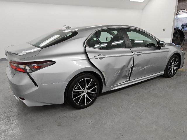 4T1G11AK7RU875658 - 2024 TOYOTA CAMRY SE NIGHT SHADE SILVER photo 3
