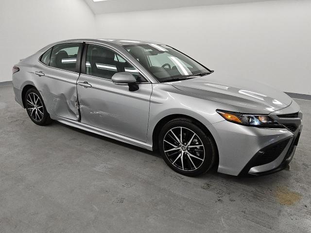 4T1G11AK7RU875658 - 2024 TOYOTA CAMRY SE NIGHT SHADE SILVER photo 4