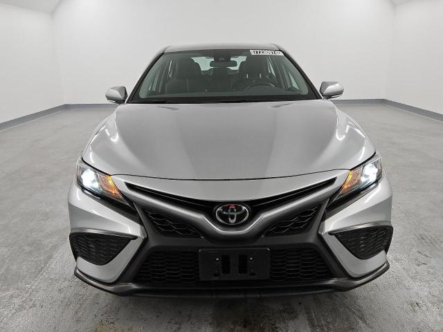 4T1G11AK7RU875658 - 2024 TOYOTA CAMRY SE NIGHT SHADE SILVER photo 5