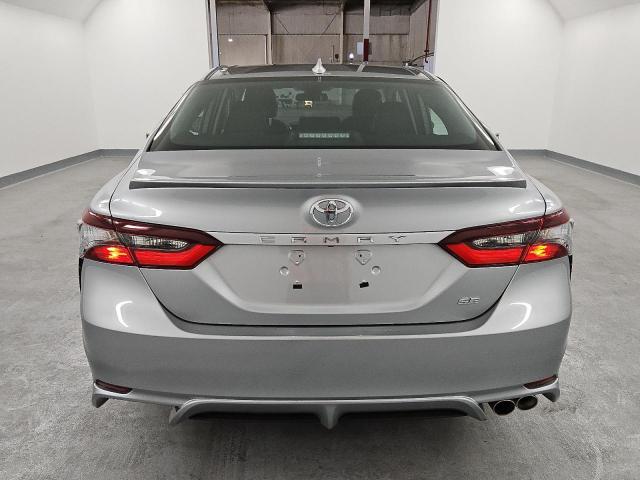 4T1G11AK7RU875658 - 2024 TOYOTA CAMRY SE NIGHT SHADE SILVER photo 6