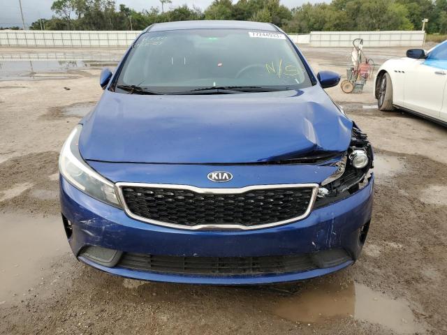 3KPFK4A78HE070582 - 2017 KIA FORTE LX BLUE photo 5