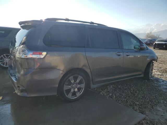 5TDXZ3DCXJS921960 - 2018 TOYOTA SIENNA SE GRAY photo 3