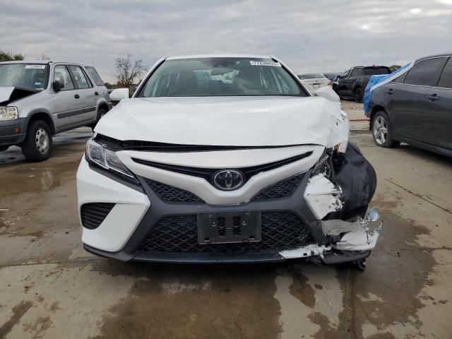 4T1G11AK5LU966578 - 2020 TOYOTA CAMRY SE WHITE photo 5