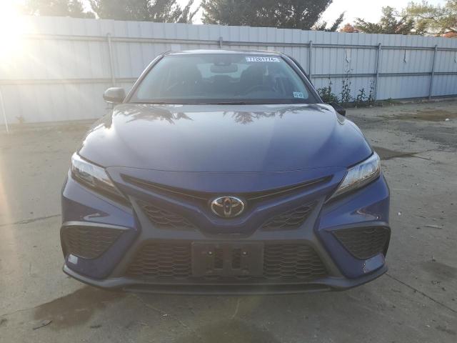 4T1T11BK3PU085834 - 2023 TOYOTA CAMRY SE NIGHT SHADE BLUE photo 5