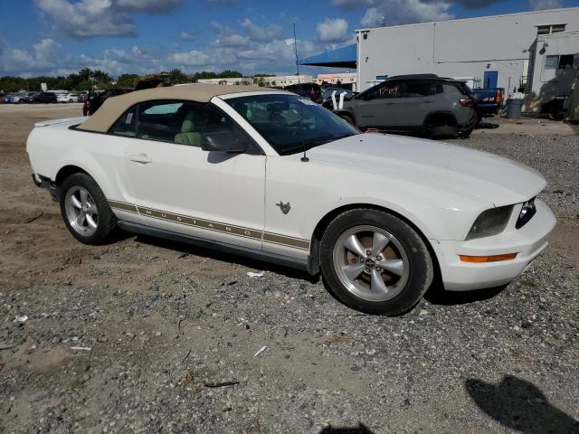 1ZVHT84N995132461 - 2009 FORD MUSTANG WHITE photo 4