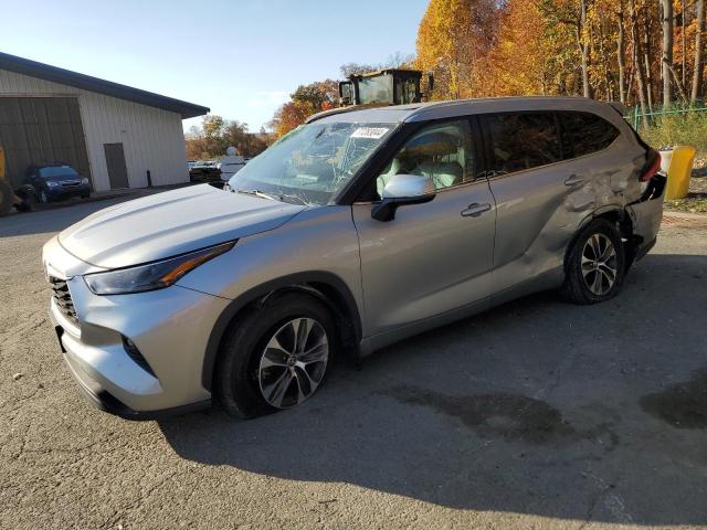 5TDGZRBH2NS177116 - 2022 TOYOTA HIGHLANDER XLE Gümüş foto 1