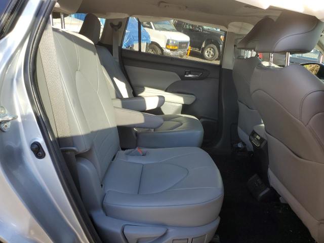 5TDGZRBH2NS177116 - 2022 TOYOTA HIGHLANDER XLE Gümüş foto 11