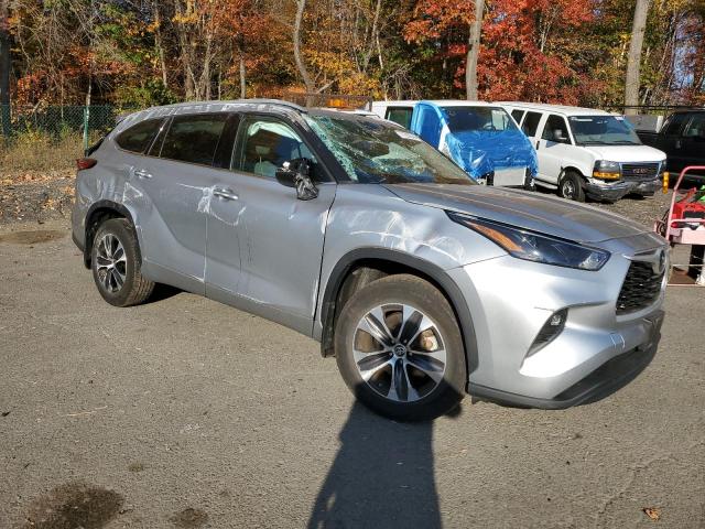 5TDGZRBH2NS177116 - 2022 TOYOTA HIGHLANDER XLE Gümüş foto 4