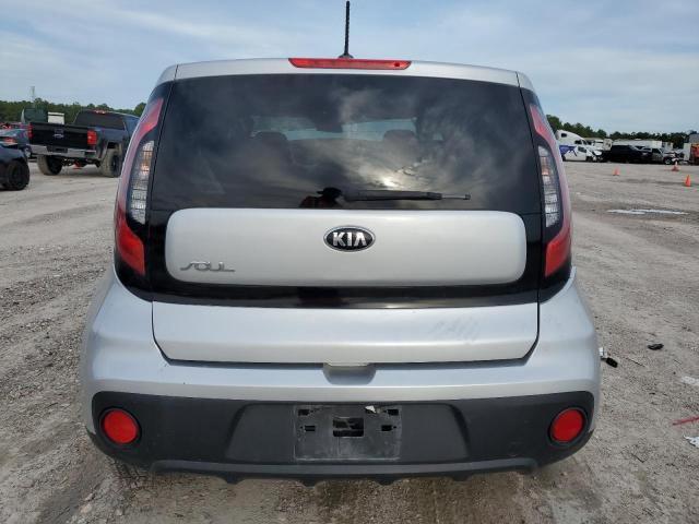 KNDJN2A29H7460083 - 2017 KIA SOUL SILVER photo 6