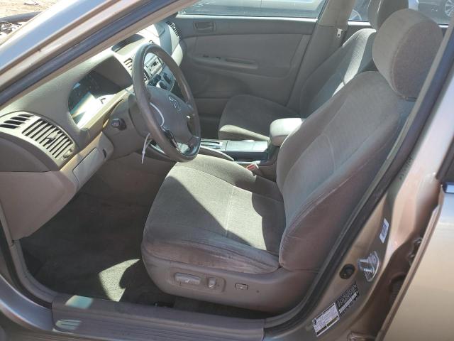 JTDBE32K440273913 - 2004 TOYOTA CAMRY LE BEIGE photo 7