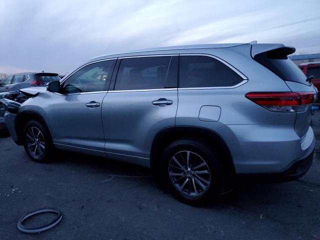 5TDKZRFH7JS263536 - 2018 TOYOTA HIGHLANDER SE SILVER photo 2