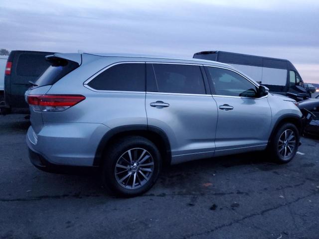 5TDKZRFH7JS263536 - 2018 TOYOTA HIGHLANDER SE SILVER photo 3