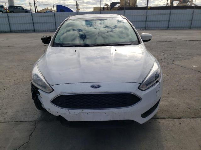 1FADP3K2XJL251157 - 2018 FORD FOCUS SE WHITE photo 5