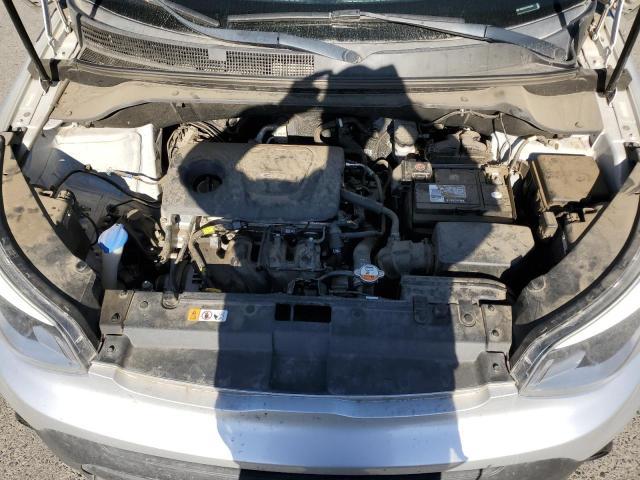 KNDJN2A23H7463920 - 2017 KIA SOUL SILVER photo 11